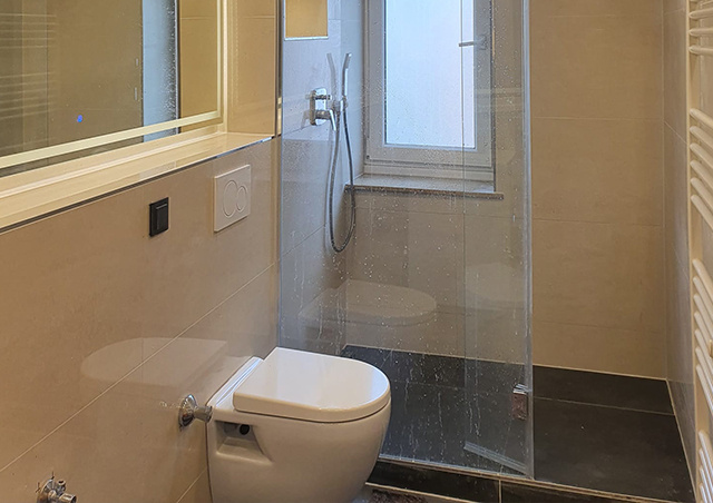 Badezimmer nach der Sanierung mit bodengleicher Dusche
